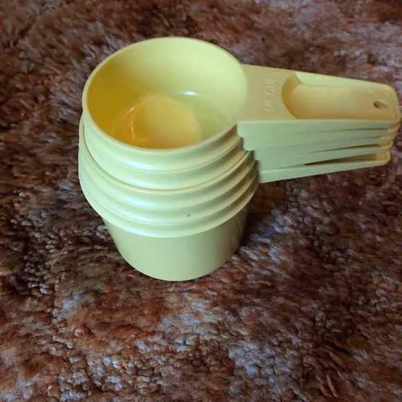 Vintage Tupperware Measuring cups Yellow set of 5 - Picture 3 of 4